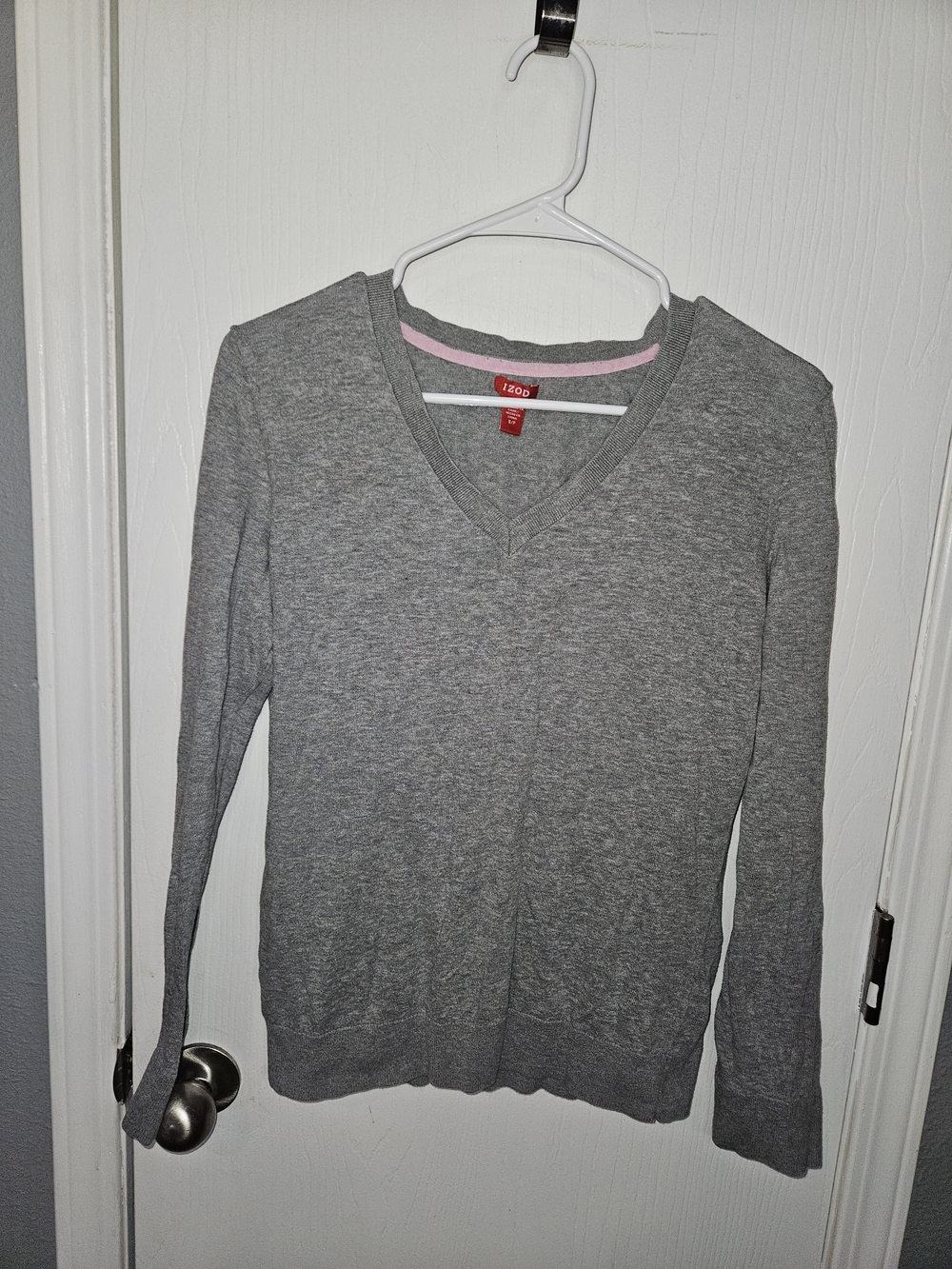 Izod Women's Heather Gray V-Neck Long Sleeve Sweater